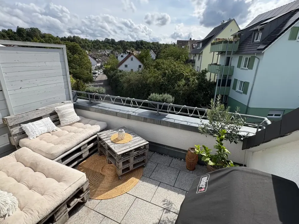 Außergewöhnliche, helle 2,5-Zimmer-DG-Wohnung mit BalkonAufzug und Einbauküche in Stuttgart