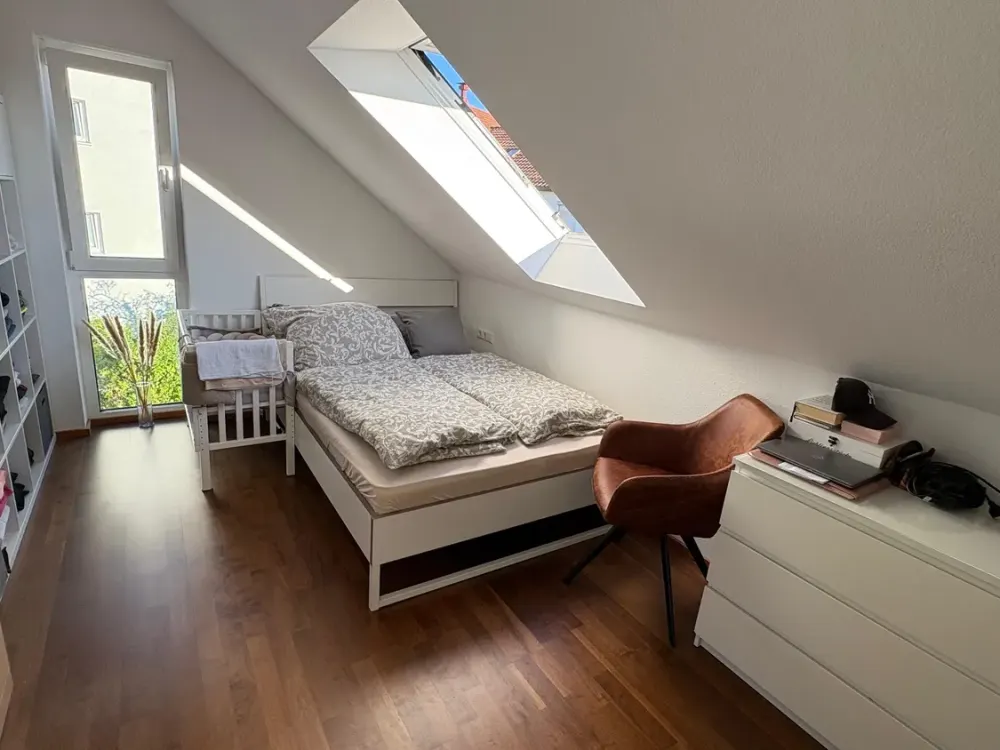 Außergewöhnliche, helle 2,5-Zimmer-DG-Wohnung mit BalkonAufzug und Einbauküche in Stuttgart
