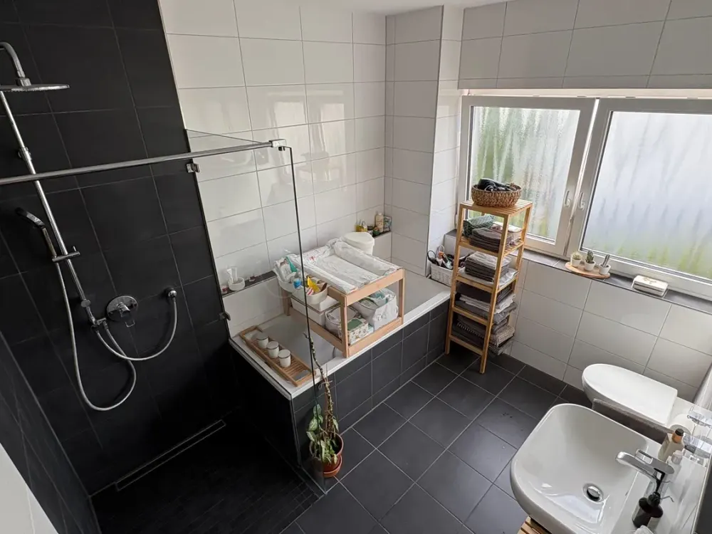 Außergewöhnliche, helle 2,5-Zimmer-DG-Wohnung mit BalkonAufzug und Einbauküche in Stuttgart