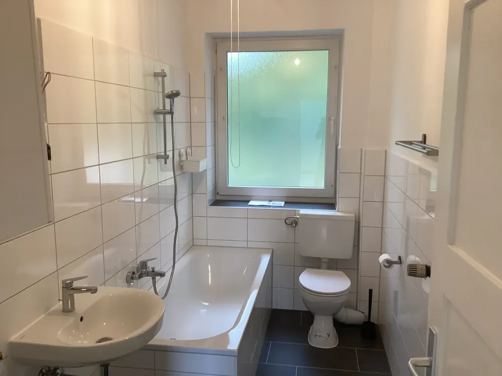 Hier lässt es sich aushalten: teilsanierte 3-Zimmer-Wohnung in Stadtlage