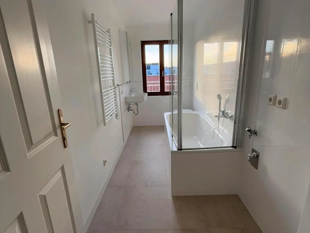 moderne 2-Raum-Wohnung mit Einbauküche und Balkon