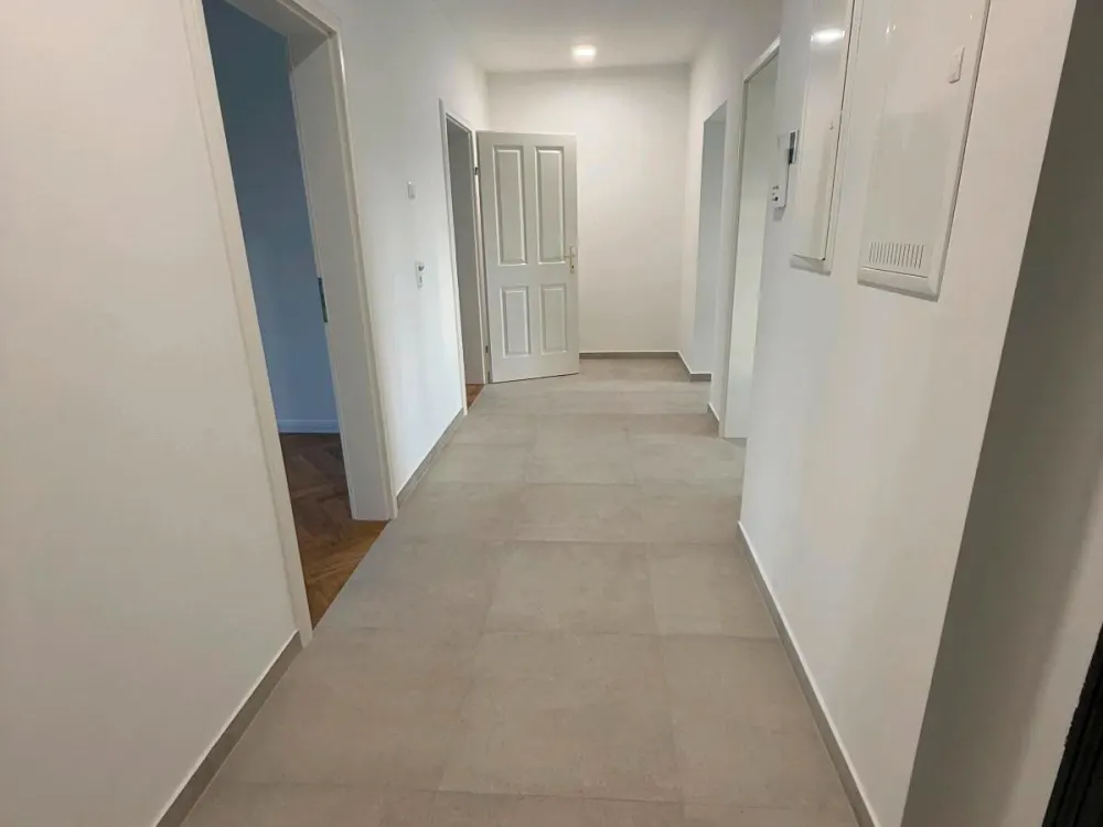moderne 2-Raum-Wohnung mit Einbauküche und Balkon
