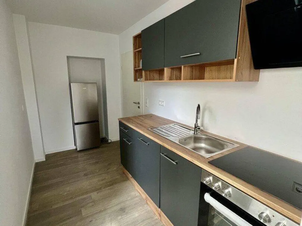 Frisch renoviert: Moderne 2-Raum-Wohnung | Einbauküche | großer Balkon
