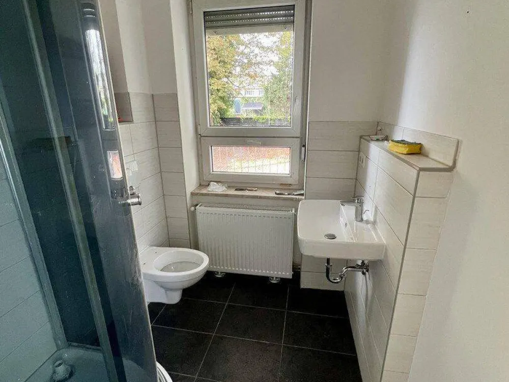 Frisch renoviert: Moderne 2-Raum-Wohnung | Einbauküche | großer Balkon