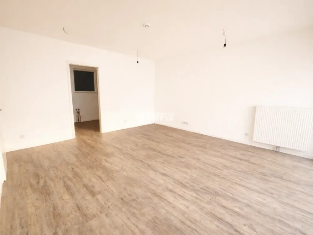 شركة antaris Immobilien GmbH شقة مكونة من 3 غرف بتصميم مثالي مع شرفة ومرآب تحت الأرض