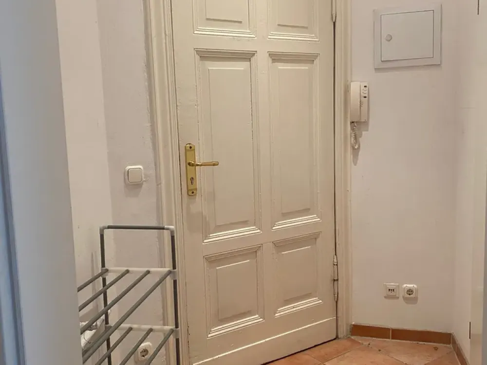 Ruhige, möblierte Altbauwohnung im Seitenflügel