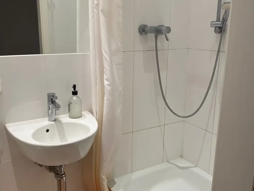 Ruhige, möblierte Altbauwohnung im Seitenflügel