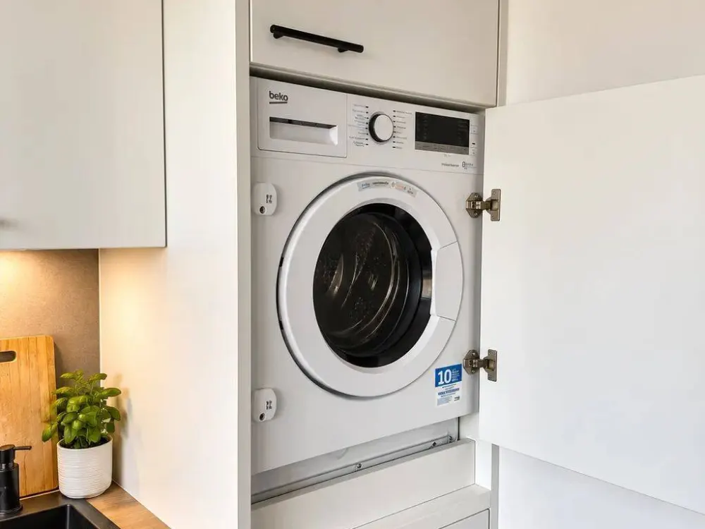 MUC-Bogenhausen: Möbliertes WG-Zimmer (16 m²) in modernisierter 4er-WG