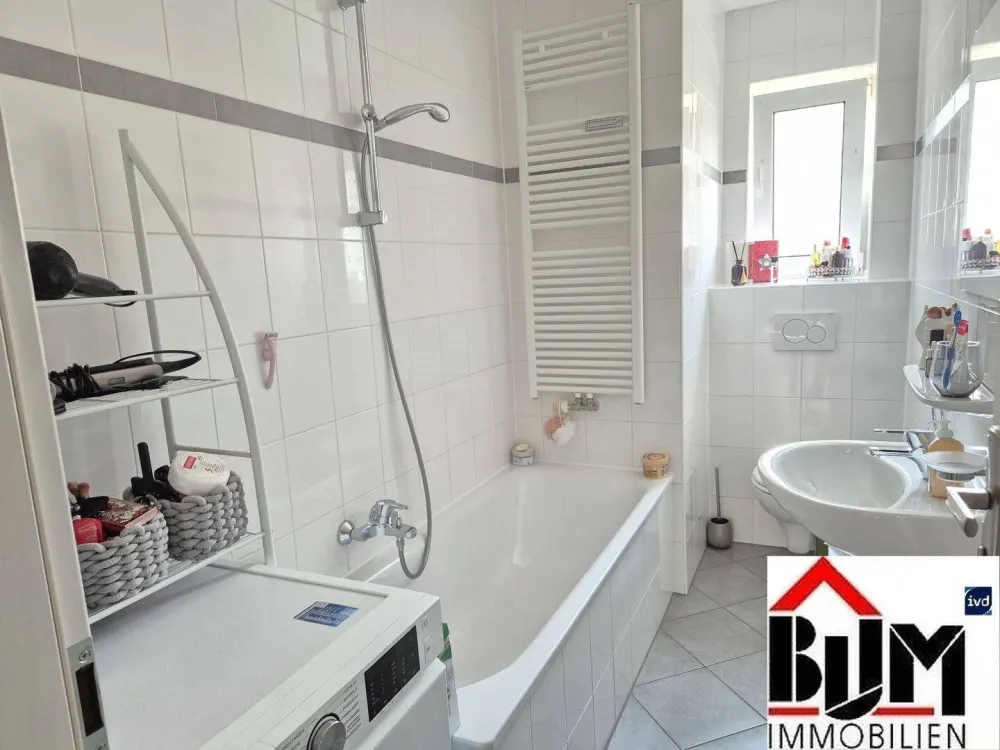 *Gepflegt - 2 Zimmer - 2015 modernisiert- Balkon - Bad mit Fenster - Seitenstraße*