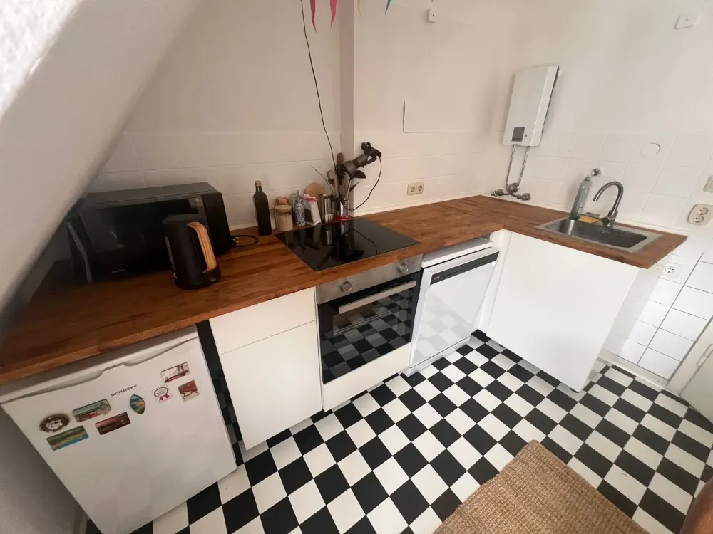 2-Room Attic Apartment with Fitted Kitchen in Pempelfort