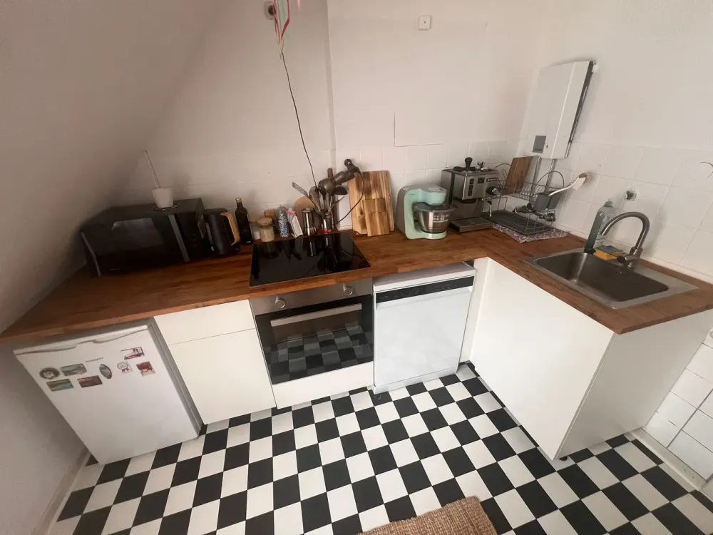 2-Room Attic Apartment with Fitted Kitchen in Pempelfort