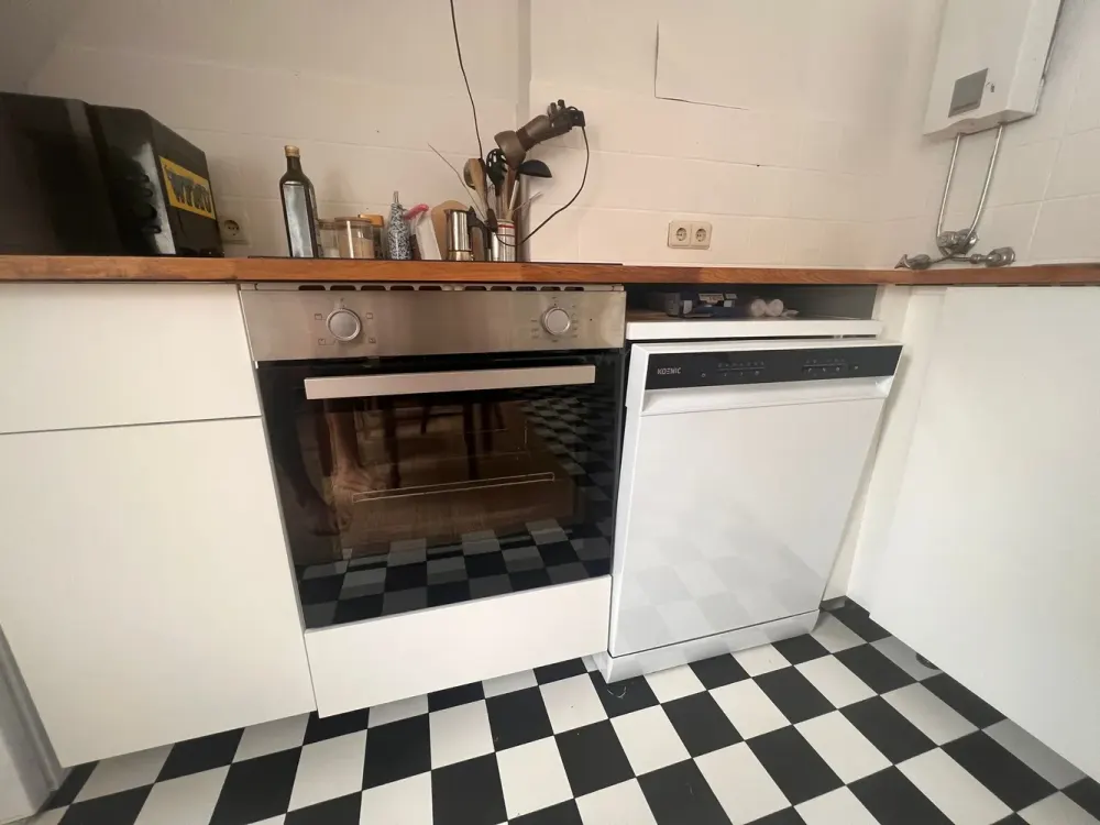 2-Room Attic Apartment with Fitted Kitchen in Pempelfort