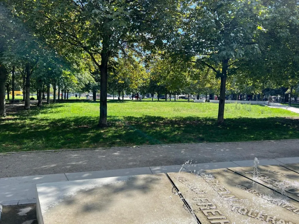 Mitte/Kreuzberg Neubau mit zwei Balkonen