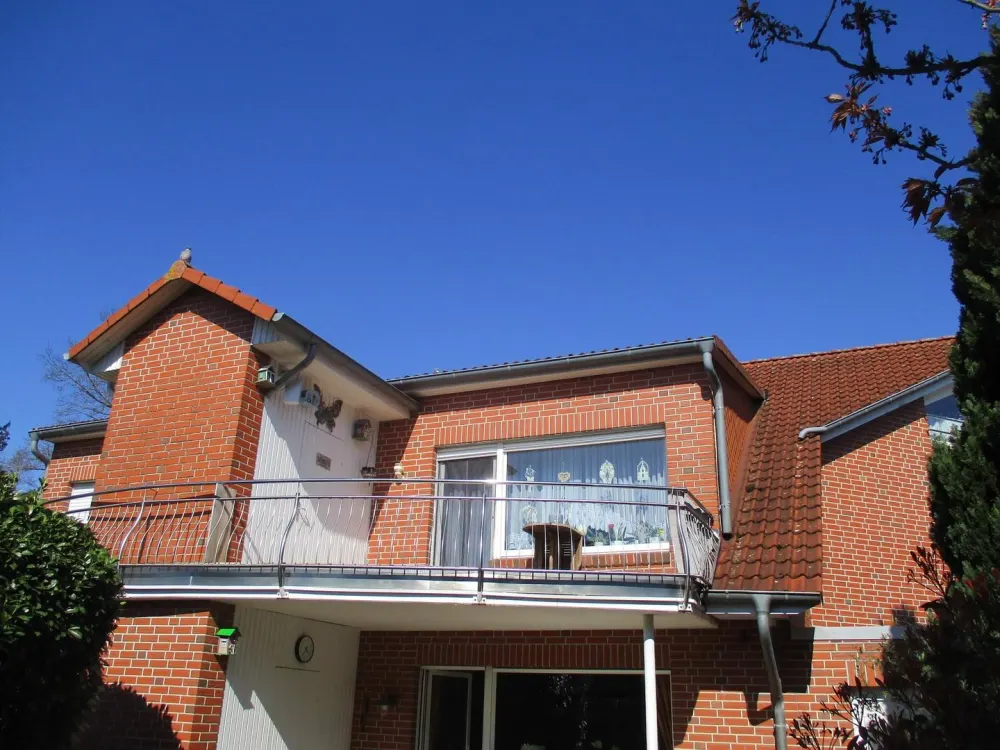 ab 15.10. | 3-Zi.Wohnung mit Wärmepumpe, Balkon, EBK, kl. Garten u. Garage in 4.Fam. Haus