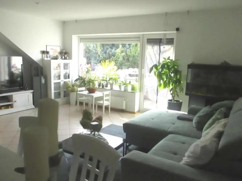ab 15.10. | 3-Zi.Wohnung mit Wärmepumpe, Balkon, EBK, kl. Garten u. Garage in 4.Fam. Haus