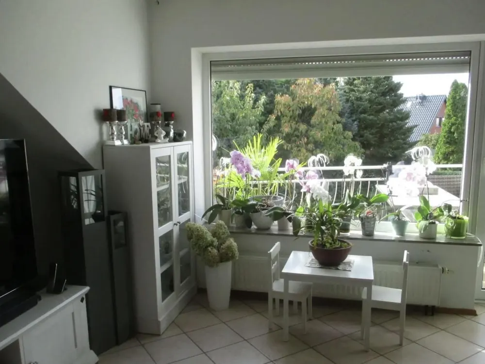 ab 15.10. | 3-Zi.Wohnung mit Wärmepumpe, Balkon, EBK, kl. Garten u. Garage in 4.Fam. Haus