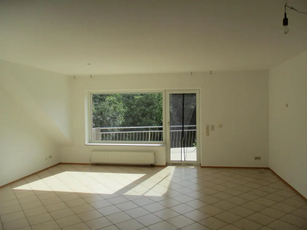 ab 15.10. | 3-Zi.Wohnung mit Wärmepumpe, Balkon, EBK, kl. Garten u. Garage in 4.Fam. Haus