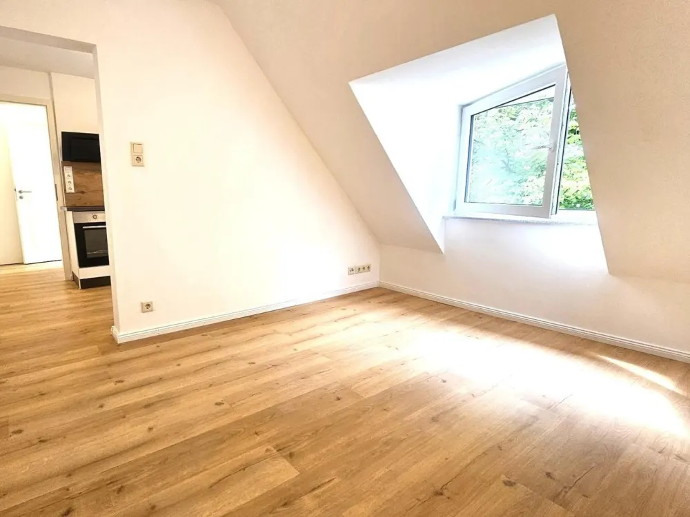Frisch renovierte 1-Zimmer-Dachgeschosswohnung mit Einbauküche in ruhiger Lage und gepflegtem Haus