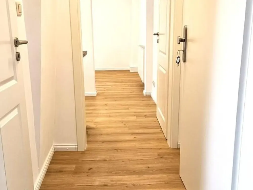 Frisch renovierte 1-Zimmer-Dachgeschosswohnung mit Einbauküche in ruhiger Lage und gepflegtem Haus