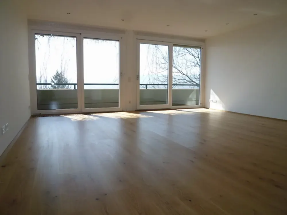 Top ausgestattete 2-Zi.-Wohnung mit Terrasse und Ausblick in Halbhöhenlage
