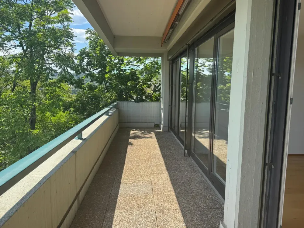 Top ausgestattete 2-Zi.-Wohnung mit Terrasse und Ausblick in Halbhöhenlage