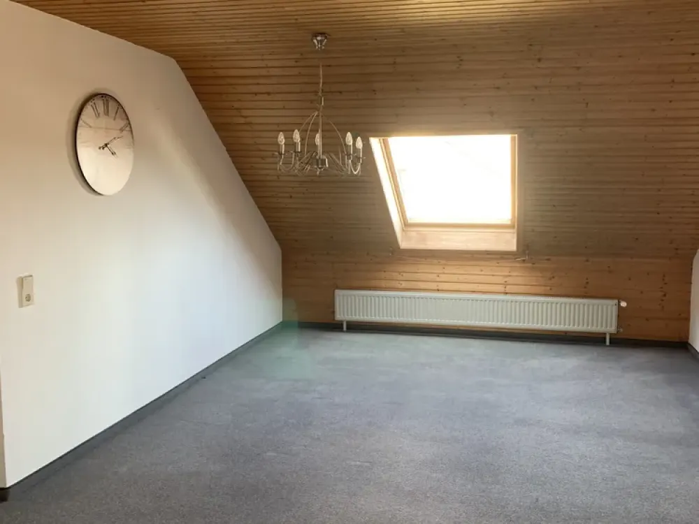 Gepflegte 4 Zimmer DG-Wohnung sowie Balkon und Einbauküche in Berkheim