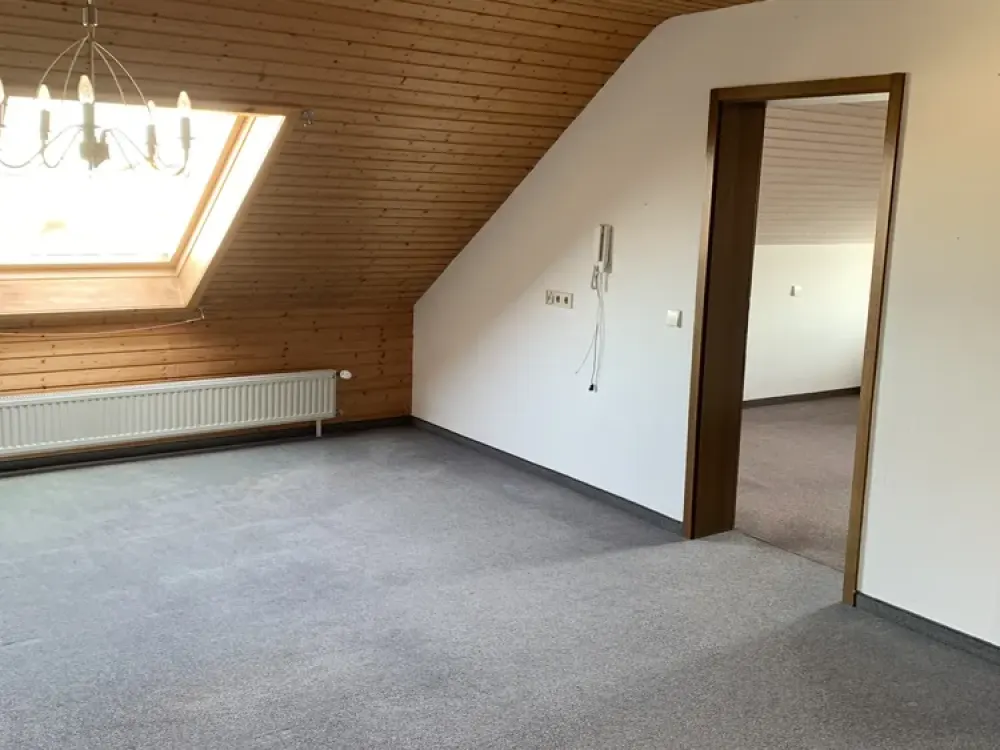 Gepflegte 4 Zimmer DG-Wohnung sowie Balkon und Einbauküche in Berkheim