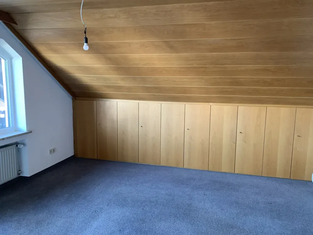 Gepflegte 4 Zimmer DG-Wohnung sowie Balkon und Einbauküche in Berkheim