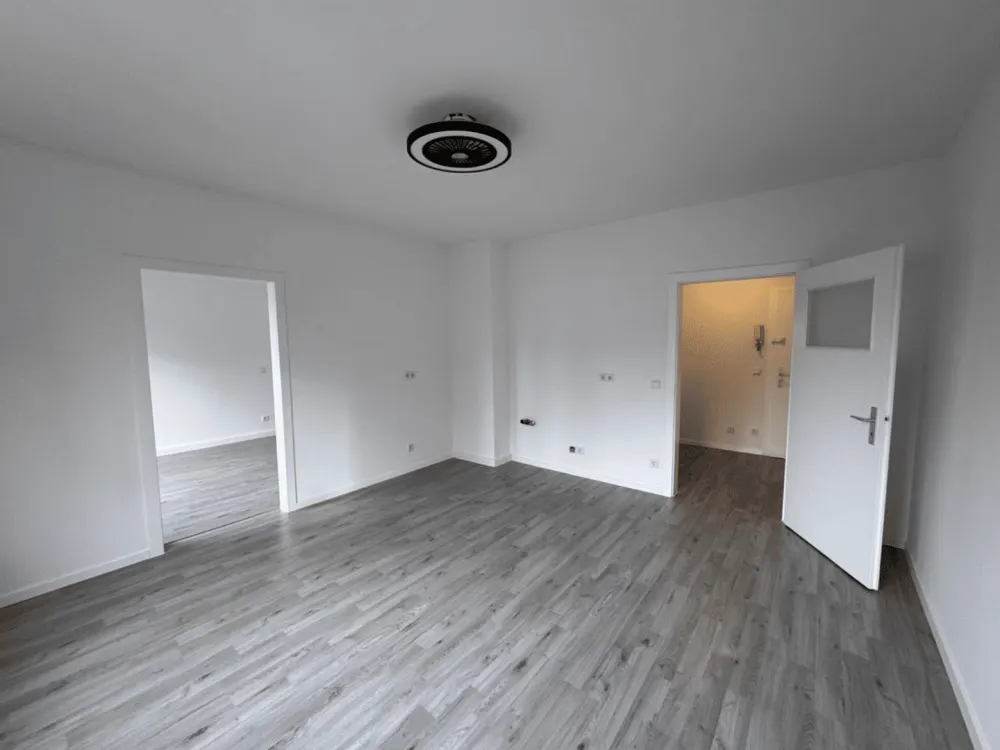High-quality renovated 2-room apartment 40.05 sqm with open kitchen in Düsseldorf-Oberbilk