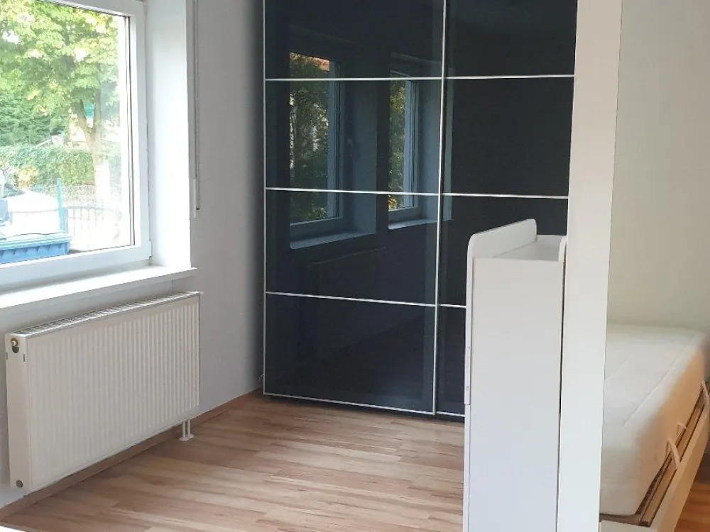 Einziehen und fertig! - Teilmöblierte Wohnung mit EBK und Balkon in idyllischer Ruhe