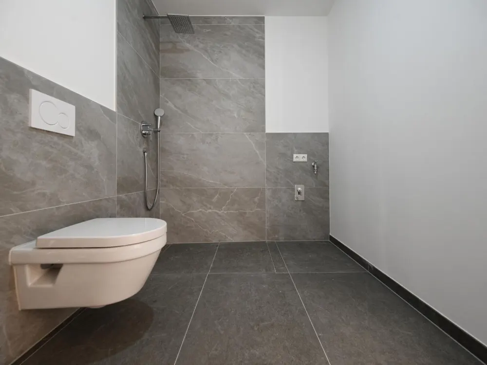 Neubau - Erstbezug geräumige 2 ZKB Balkon + Abstellraum