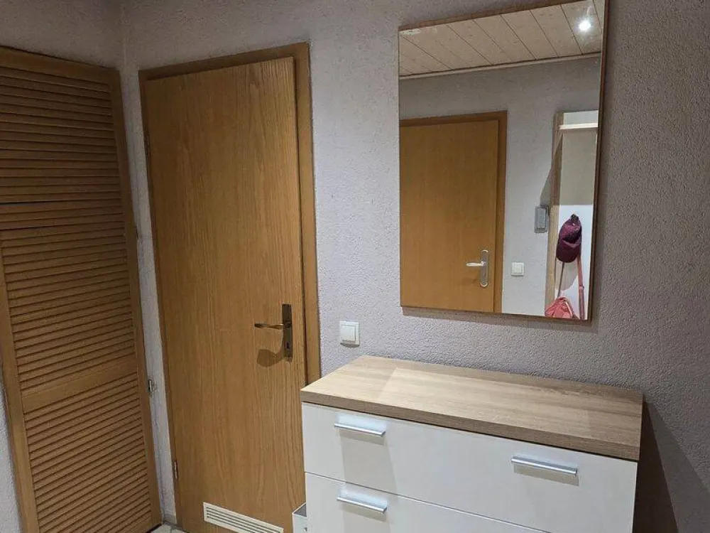 Furnished Room in 3-Person Shared Apartment for Professionals, Commuters & Dual Students