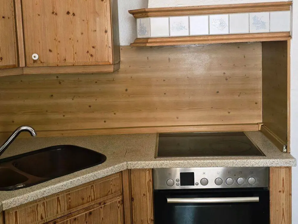 Furnished Room in 3-Person Shared Apartment for Professionals, Commuters & Dual Students