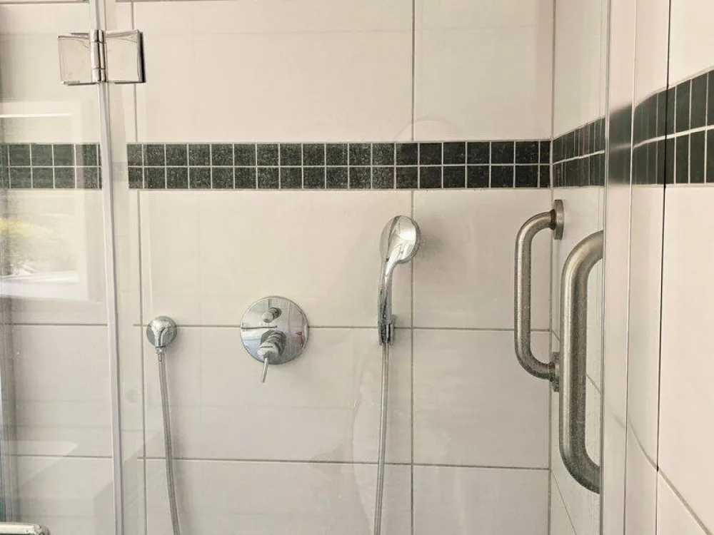Furnished Room in 3-Person Shared Apartment for Professionals, Commuters & Dual Students