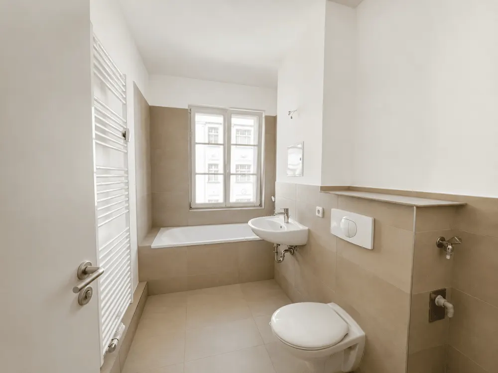 Helles WG-Zimmer in frisch sanierter Wohnung