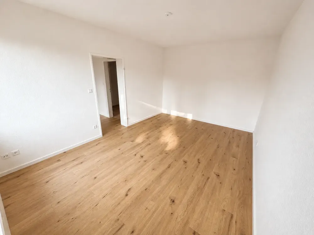 Empelde: 3-Zimmer-Wohnung, Kernsanierung 2023, großer Balkon, barrierefrei