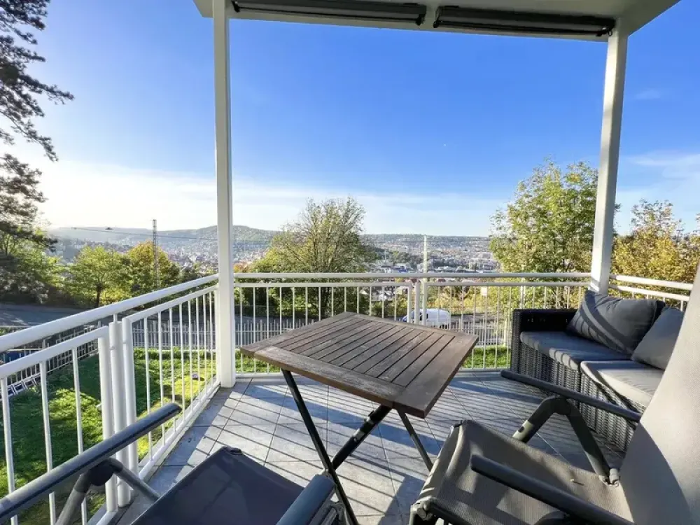 Geschmackvolle (teil-)möblierte Wohnung, 3 Zimmer, Blick über Stuttgart (Bopser)