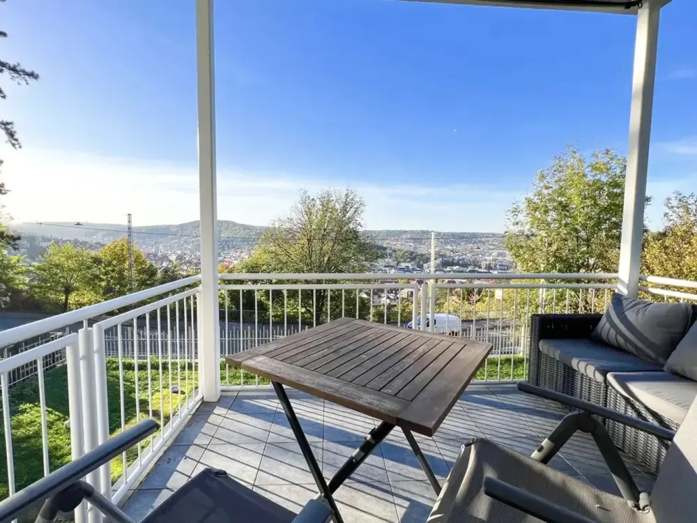 Geschmackvolle (teil-)möblierte Wohnung, 3 Zimmer, Blick über Stuttgart (Bopser)