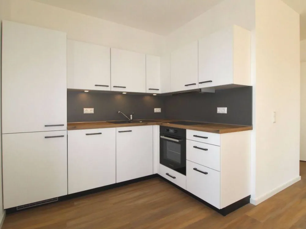 Großzügige 4 Zimmer mit EBK, 2 Bädern und großem Westbalkon!