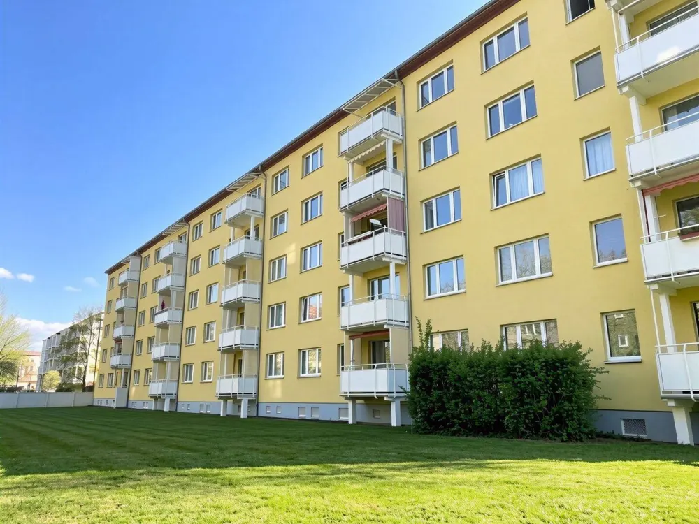 Familienfreundliche 3-Raum-Wohnung mit Balkon sucht nette Mieter