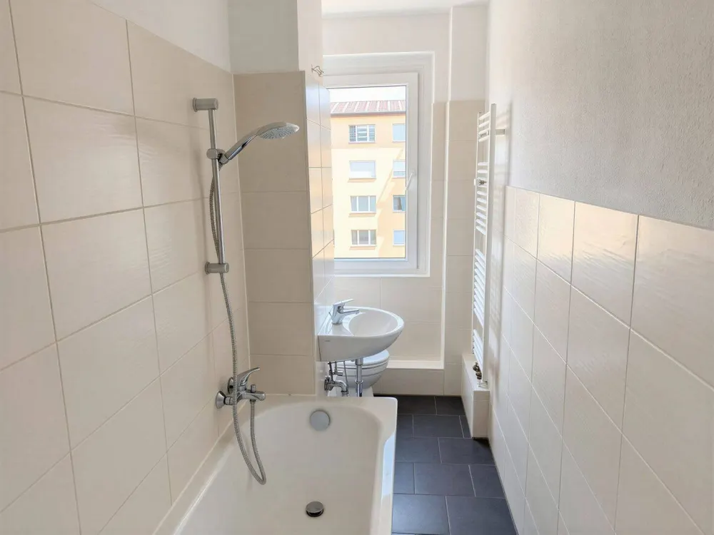 Familienfreundliche 3-Raum-Wohnung mit Balkon sucht nette Mieter