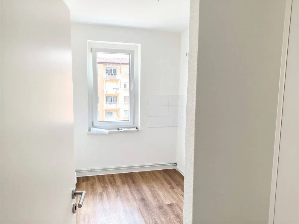 Familienfreundliche 3-Raum-Wohnung mit Balkon sucht nette Mieter