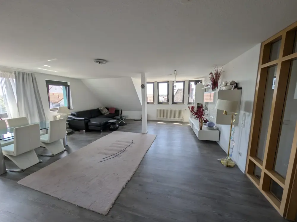 Freie 3 Zimmer DG-Wohnung im Herzen von Holzgerlingen, mit Tiefgaragenplatz