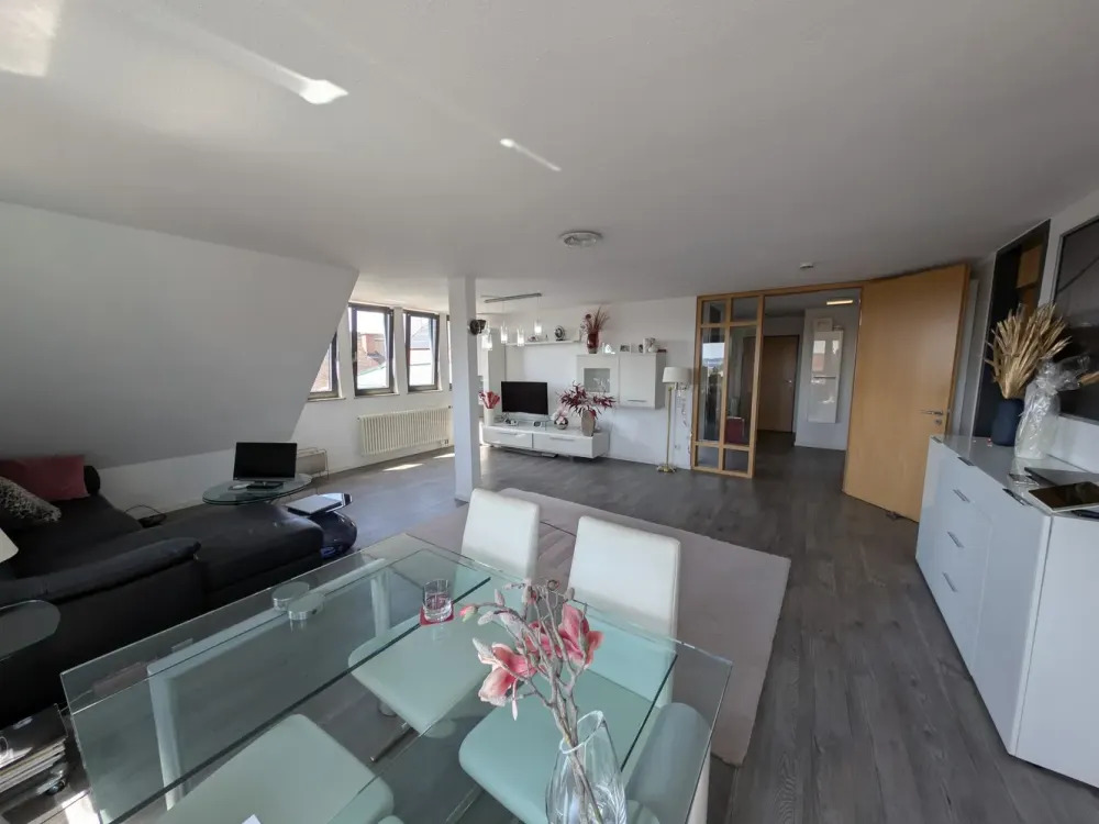 Freie 3 Zimmer DG-Wohnung im Herzen von Holzgerlingen, mit Tiefgaragenplatz