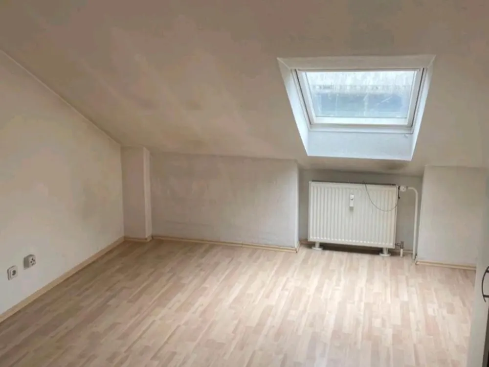 NACHMIETER GESUCHT. 1-ZKB-Dachgeschosswohnung in Saarbrücken
