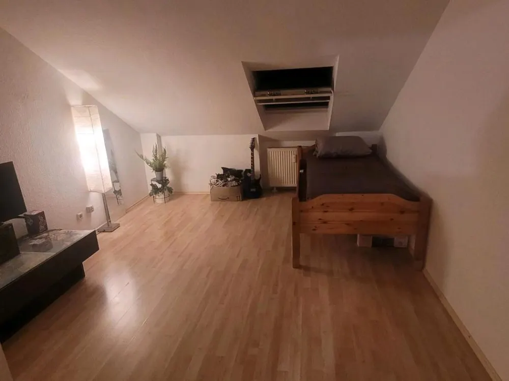 NACHMIETER GESUCHT. 1-ZKB-Dachgeschosswohnung in Saarbrücken