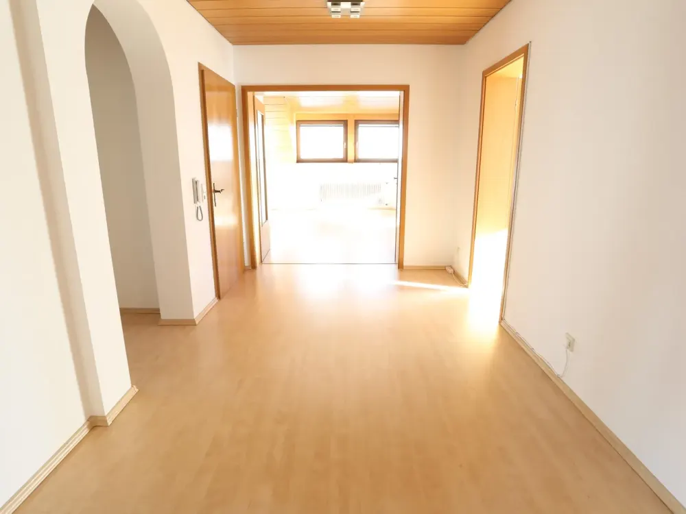 4-Raum-Wohnung mit Balkon, EBK, WK, Keller und Garage