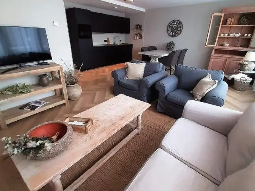 Bright, Fully Furnished 3-Room Apartment
