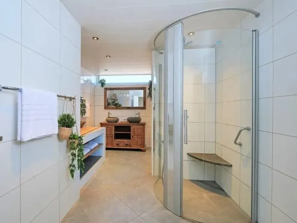 Bright, Fully Furnished 3-Room Apartment