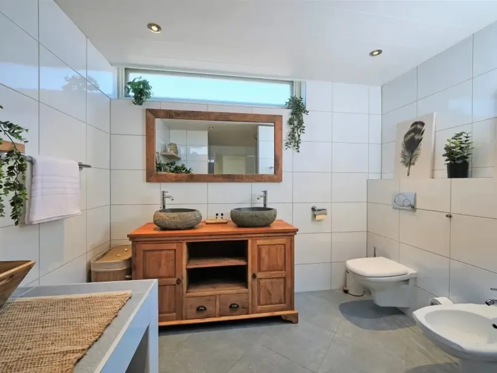 Bright, Fully Furnished 3-Room Apartment